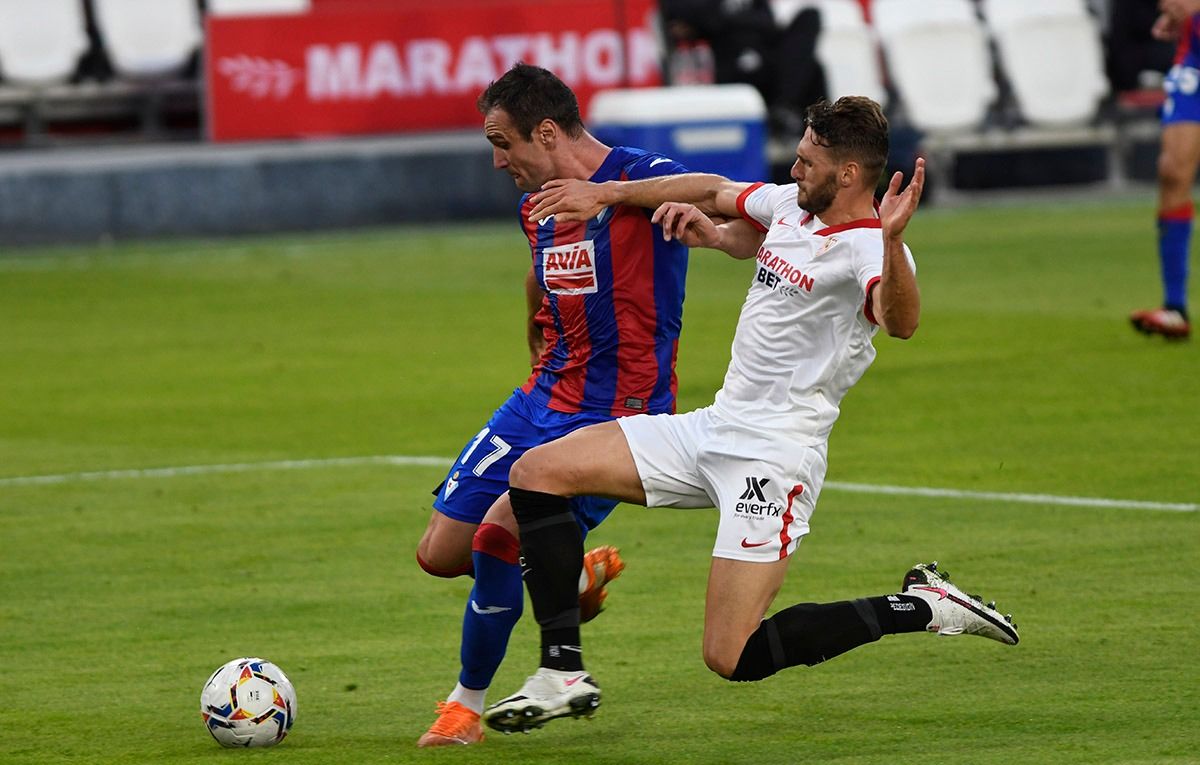  Sergi Gómez, ante el Éibar.