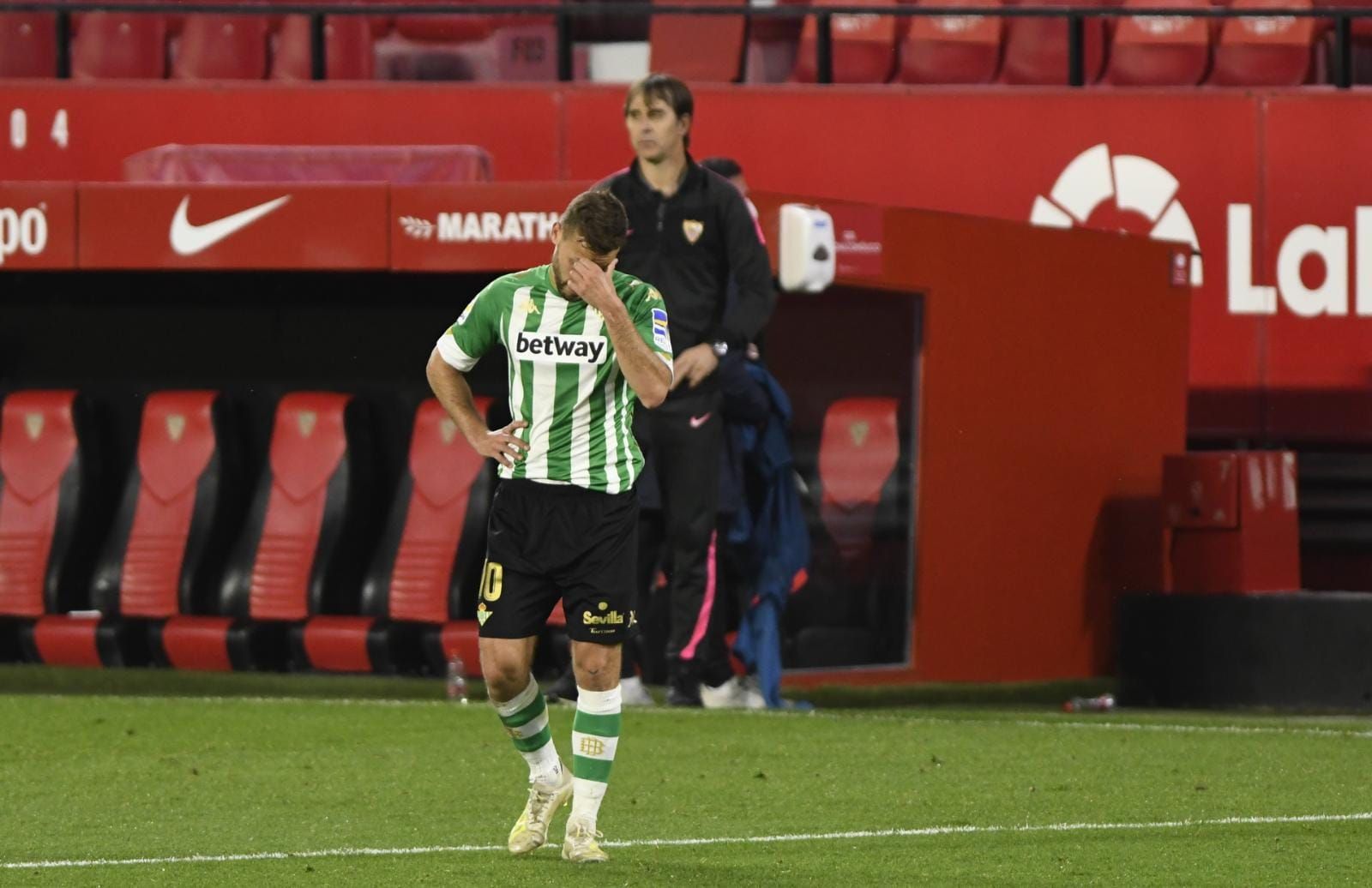  Sergio Canales, delane de Lopetegui, en el derbi.