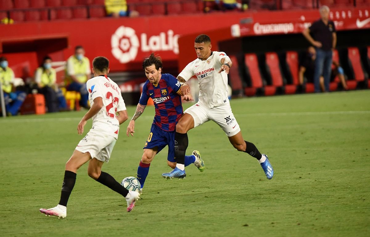  Diego Carlos y Reguilón tratan de contener a Messi durante el Sevilla-Barça.