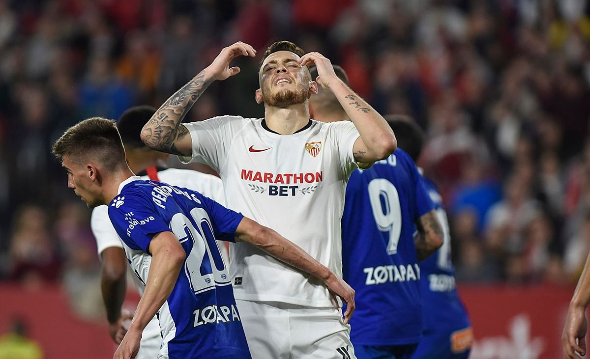 Ocampos lamenta una ocasión fallada en el Sevilla-Alavés.