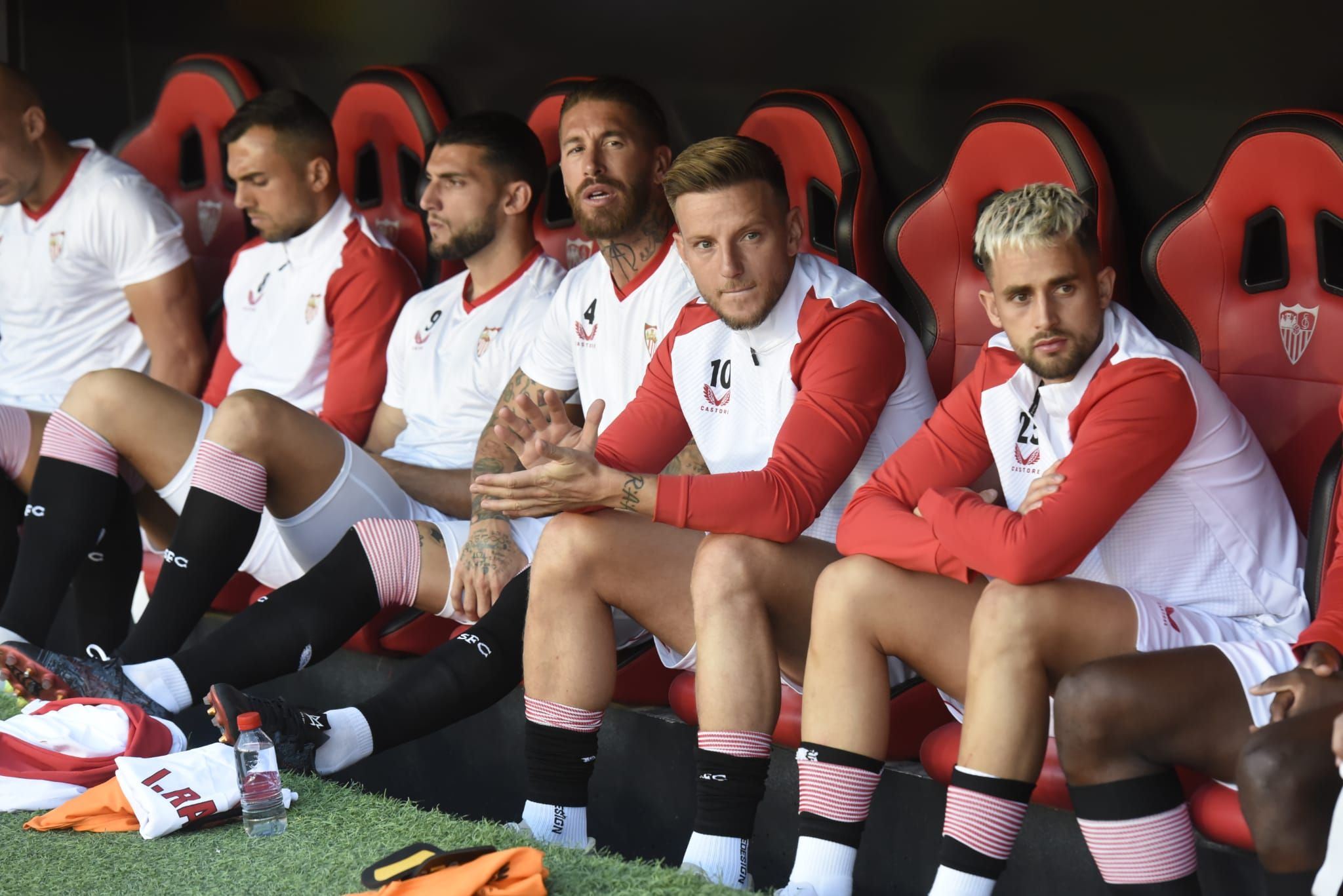 Sergio Ramos, junto a Rakitic, en el banquillo en el Sevilla-Almería.