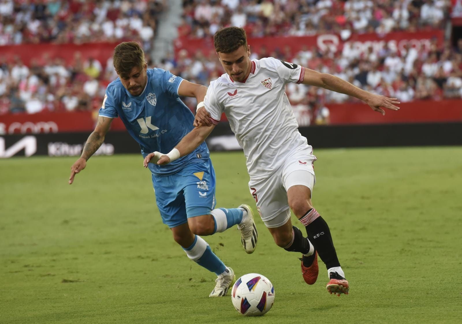  Adrià Pedrosa con la pelota (foto: Kiko Hurtado).