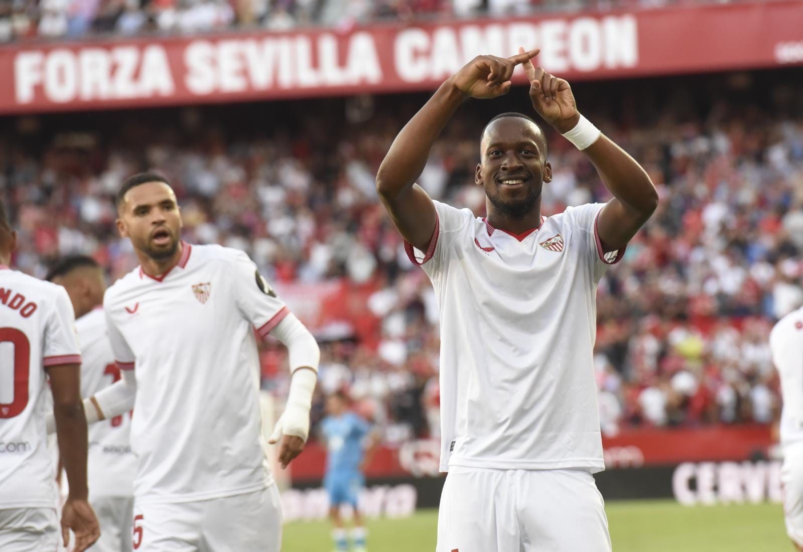 Lukebakio celebra su gol al Almería.