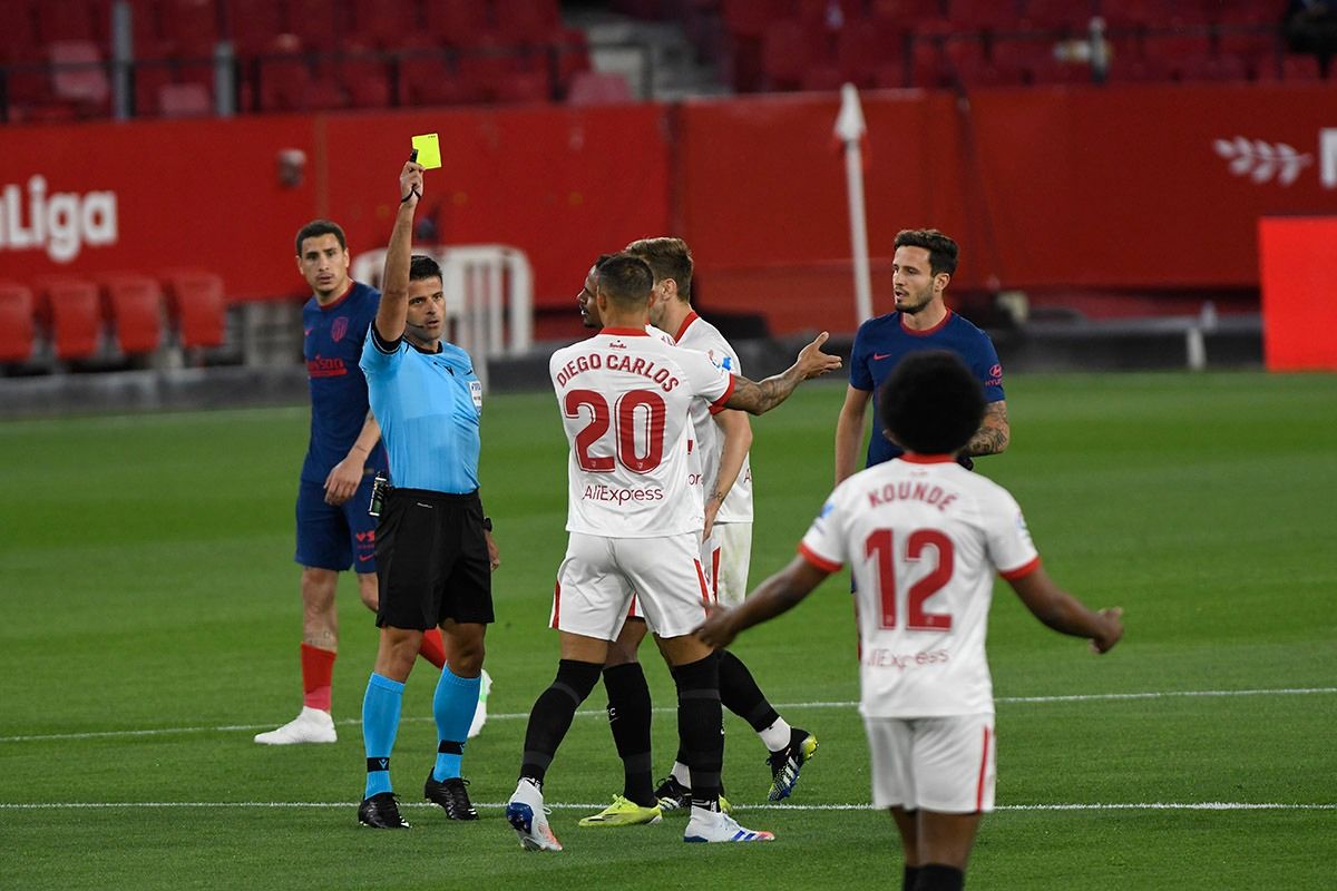 Kondé protesta una amarilla enseñada a Diego Carlos en el Sevilla-Atlético.