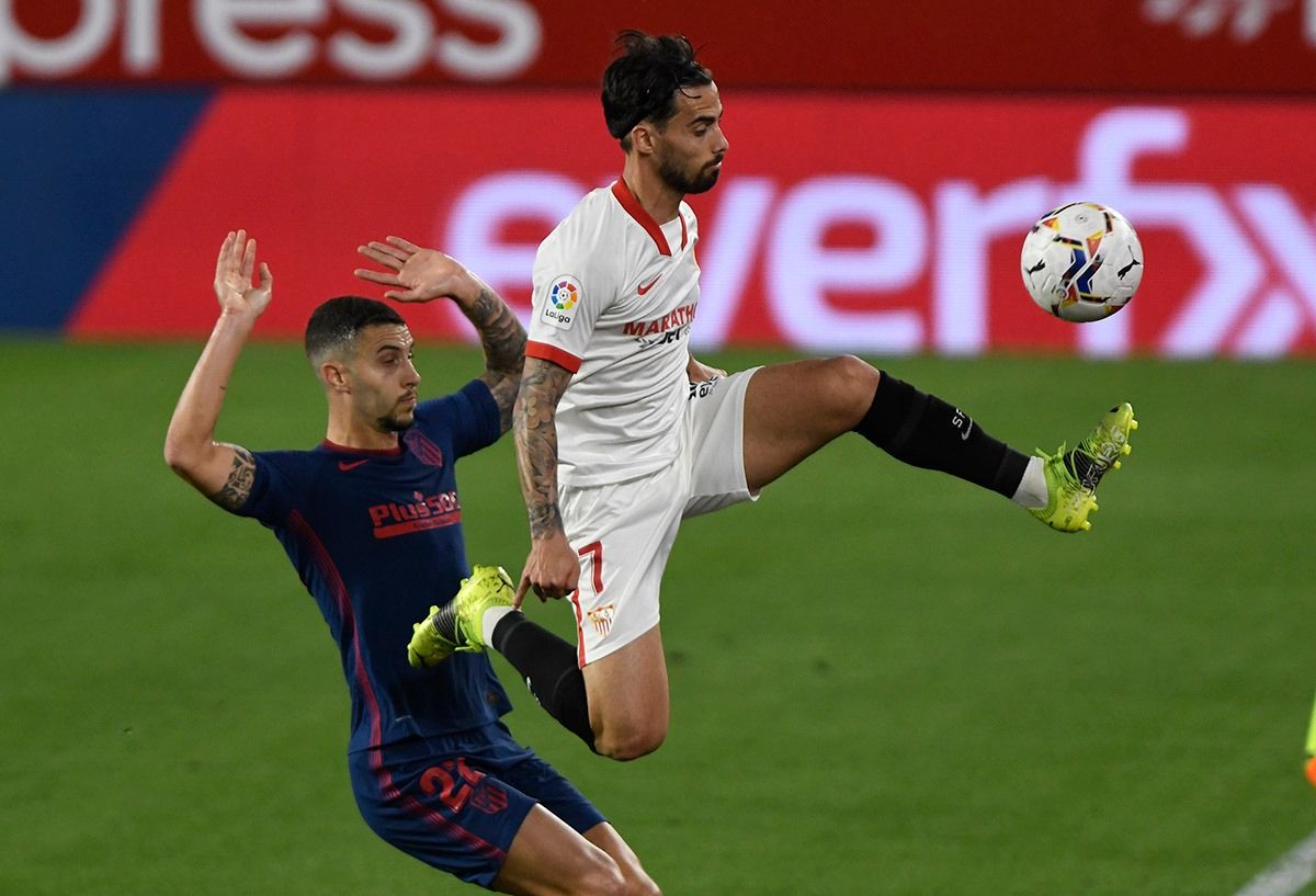  Suso y Hermoso, durante el Sevilla-Atlético de Madrid.