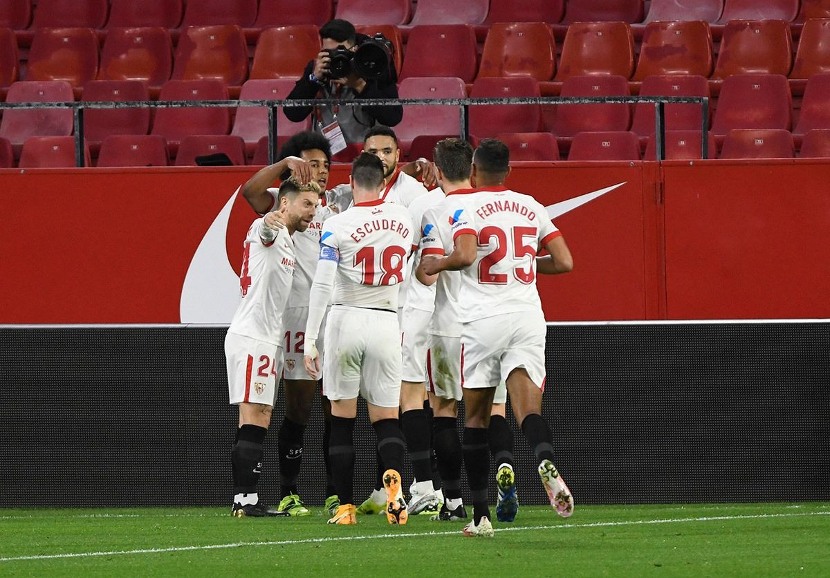 El Sevilla FC celebra uno de sus goles en el partido ante el Barcelona.