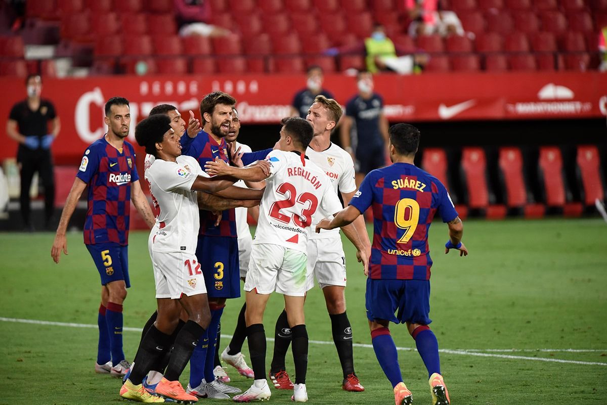 Enganchón entre Reguilón y Piqué..