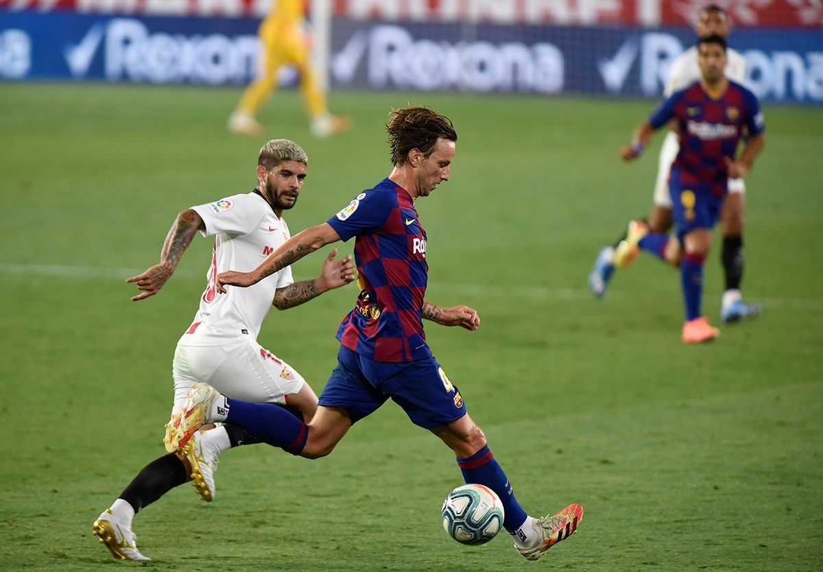  Rakitic encara a Banega en el duelo entre Sevilla FC y FC Barcelona.