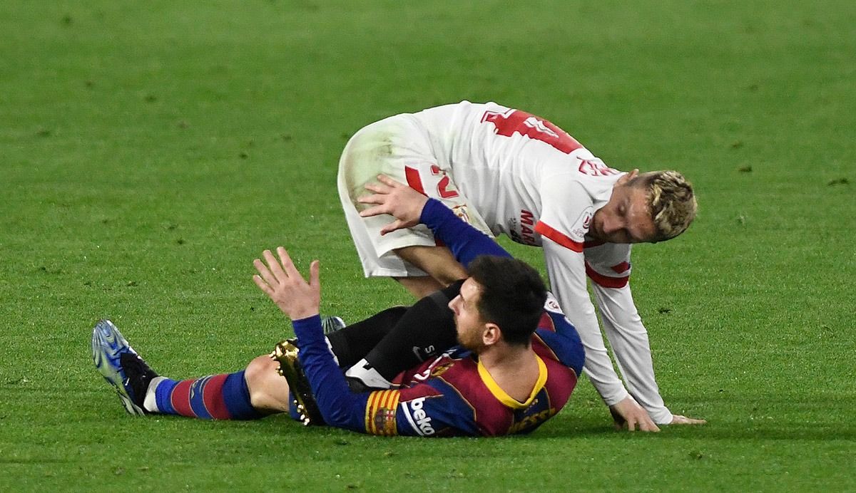  El Papu Gómez, sobre Leo Messi tras una acción del Sevilla-Barça.