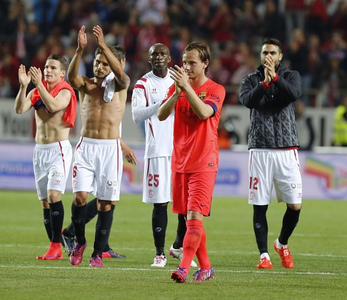 Rakitic, saludando a la afición a su regreso al Sánchez-Pizjuán.