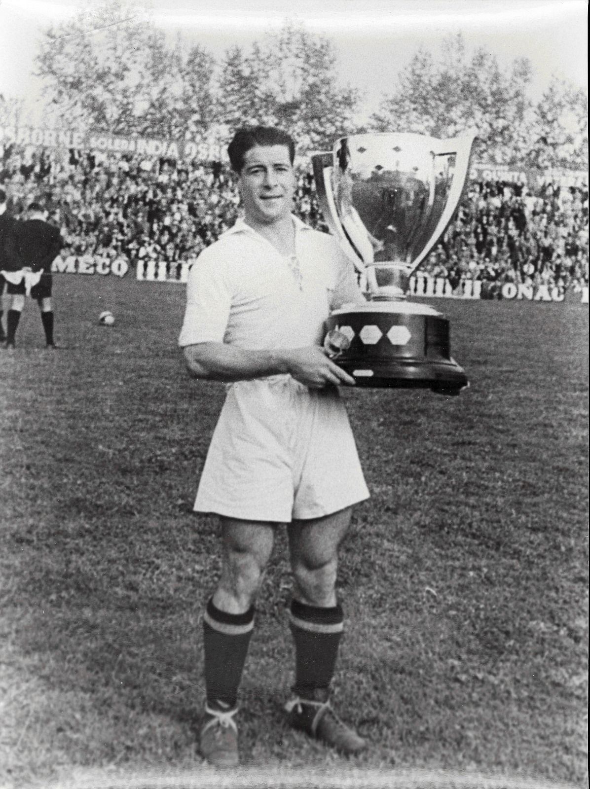  Pepe López, con el trofeo de campeón de Liga.