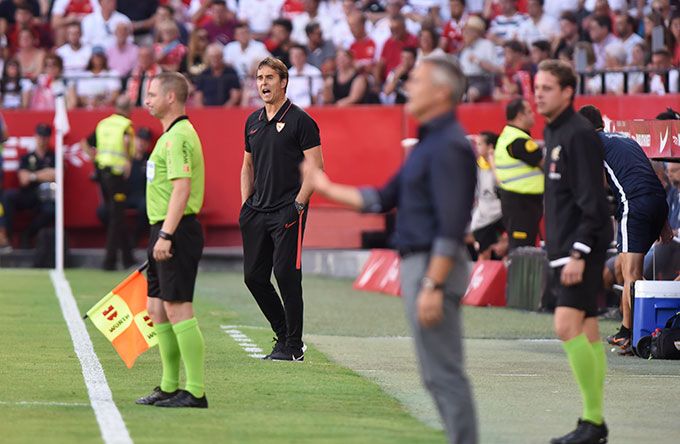  Lopetegui dirige a los suyos desde la banda del Sánchez-Pizjuán.