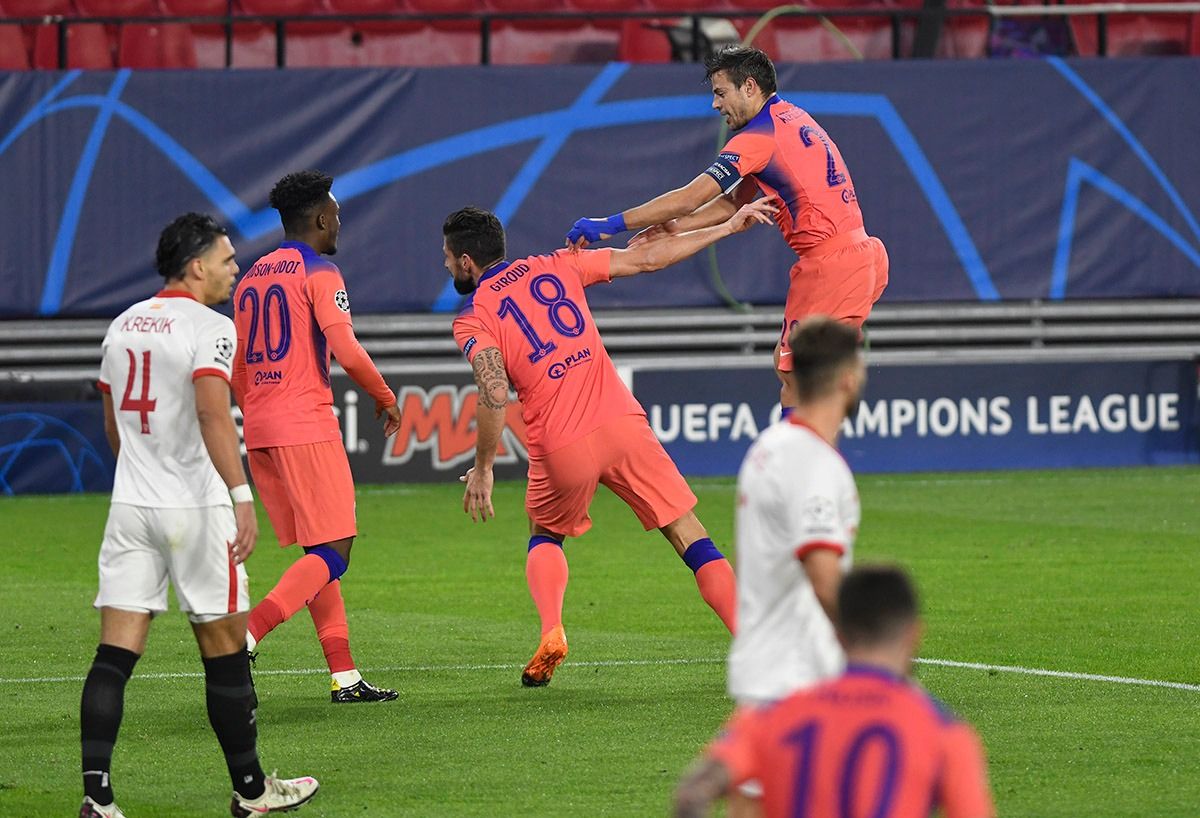  Giroud celebra uno de sus goles al Sevilla FC en la Champions.