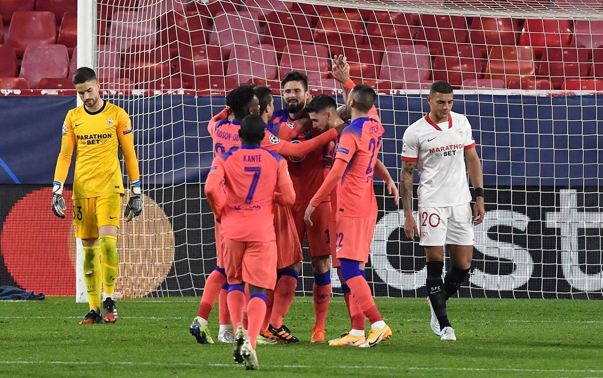  Los jugadores del Sevilla lamentan el cuarto gol del Chelsea.