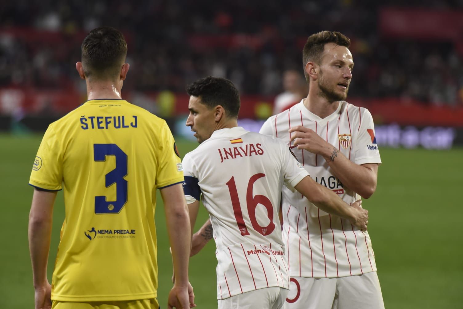  Rakitic entrega el brazalete a Jesús Navas en su regreso.