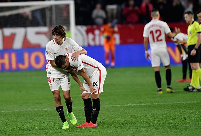  Ben Yedder y Bryan Gil lamentan el empate ante el Éibar de la pasada temporada.
