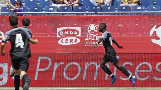  Ibra celebra el gol que le da el tercer puesto al Sevilla.