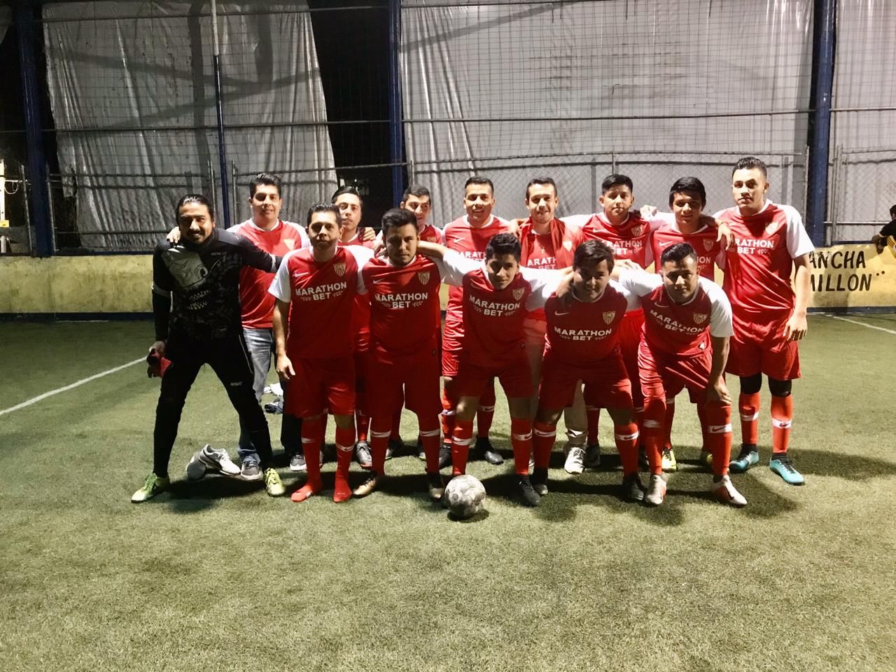  El Sevilla FC de Morelia, con la equipación sevillista.