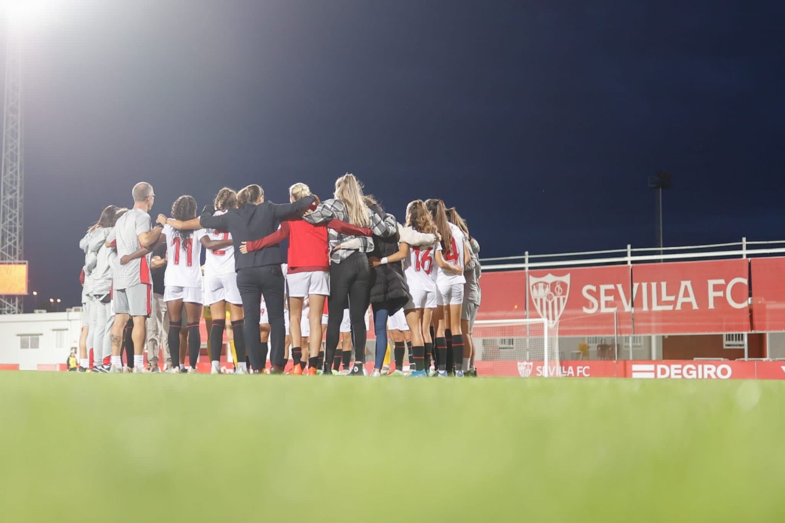 El Sevilla Femenino celebra su victoria ante el Alhama.