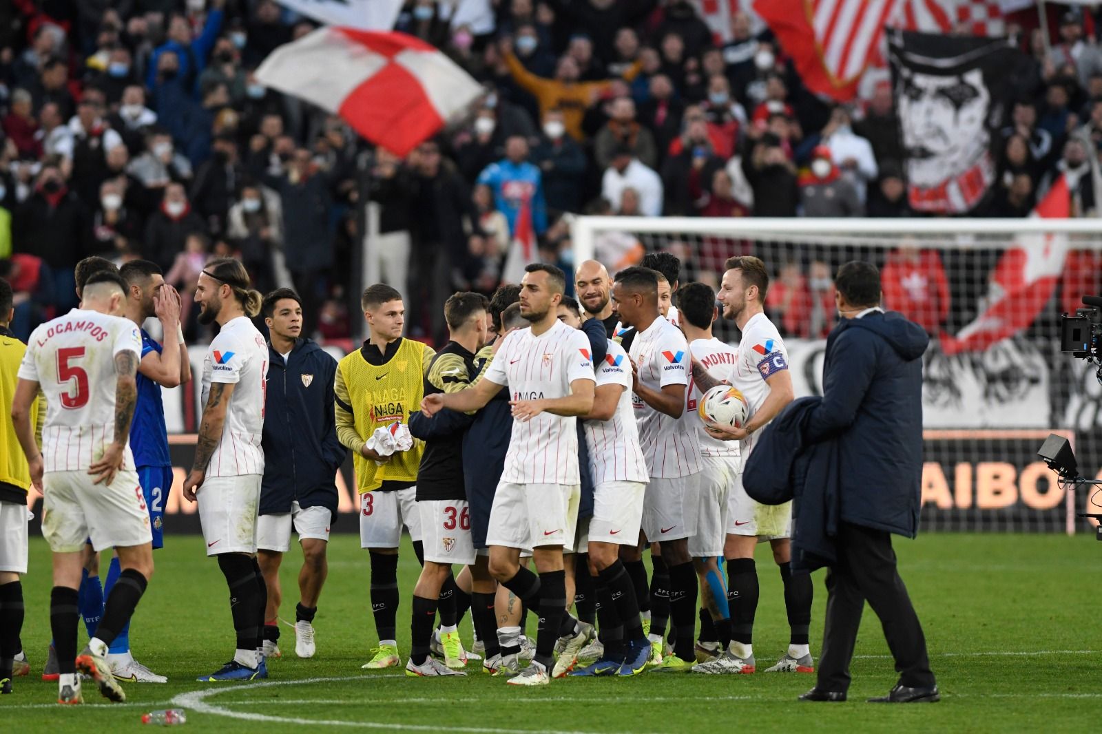  Los jugadores del Sevilla celebran su victoria ante el Getafe.