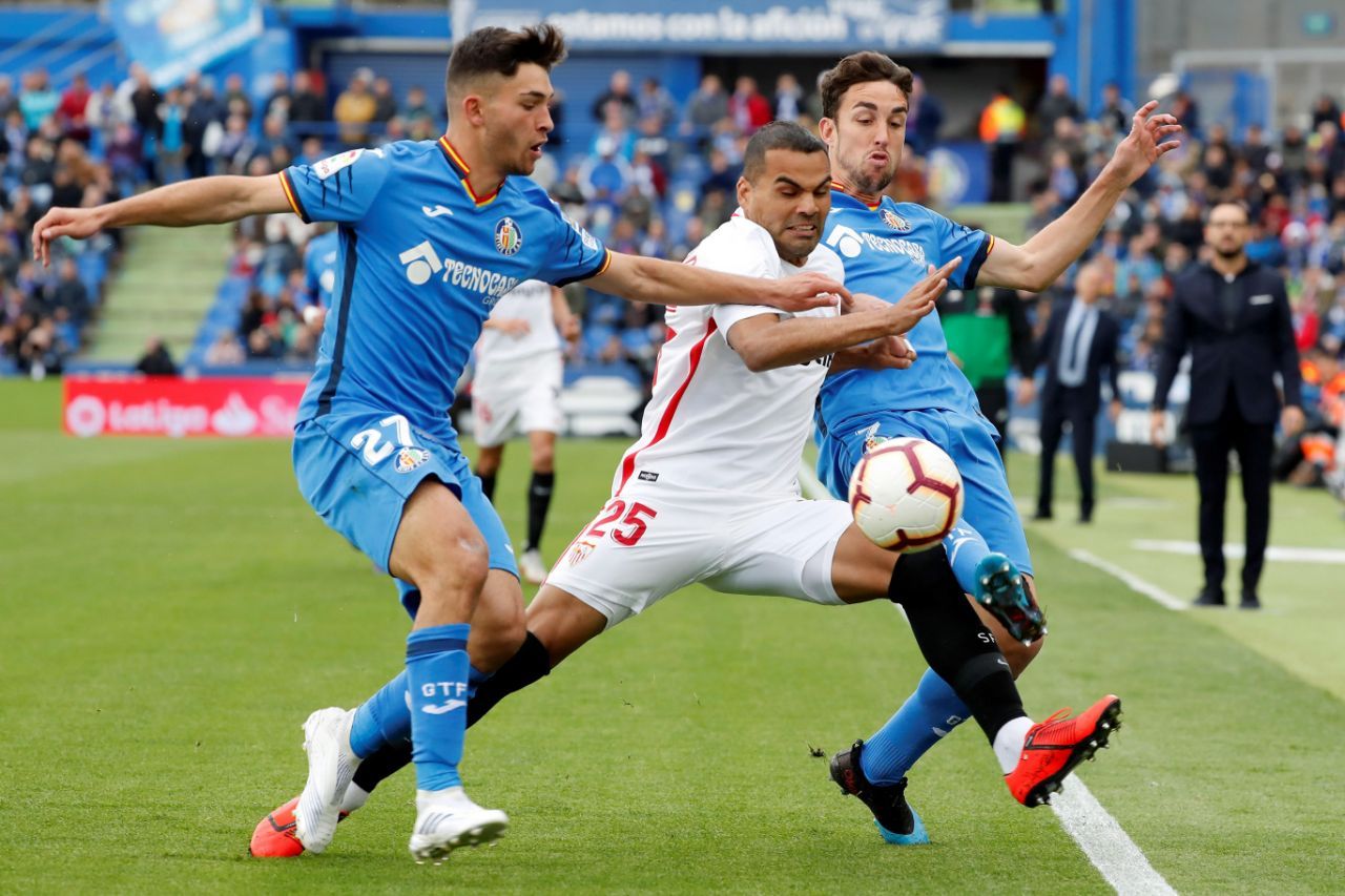  Mercado lucha por la pelota en el Getafe-Sevilla. (FotoLaLiga).