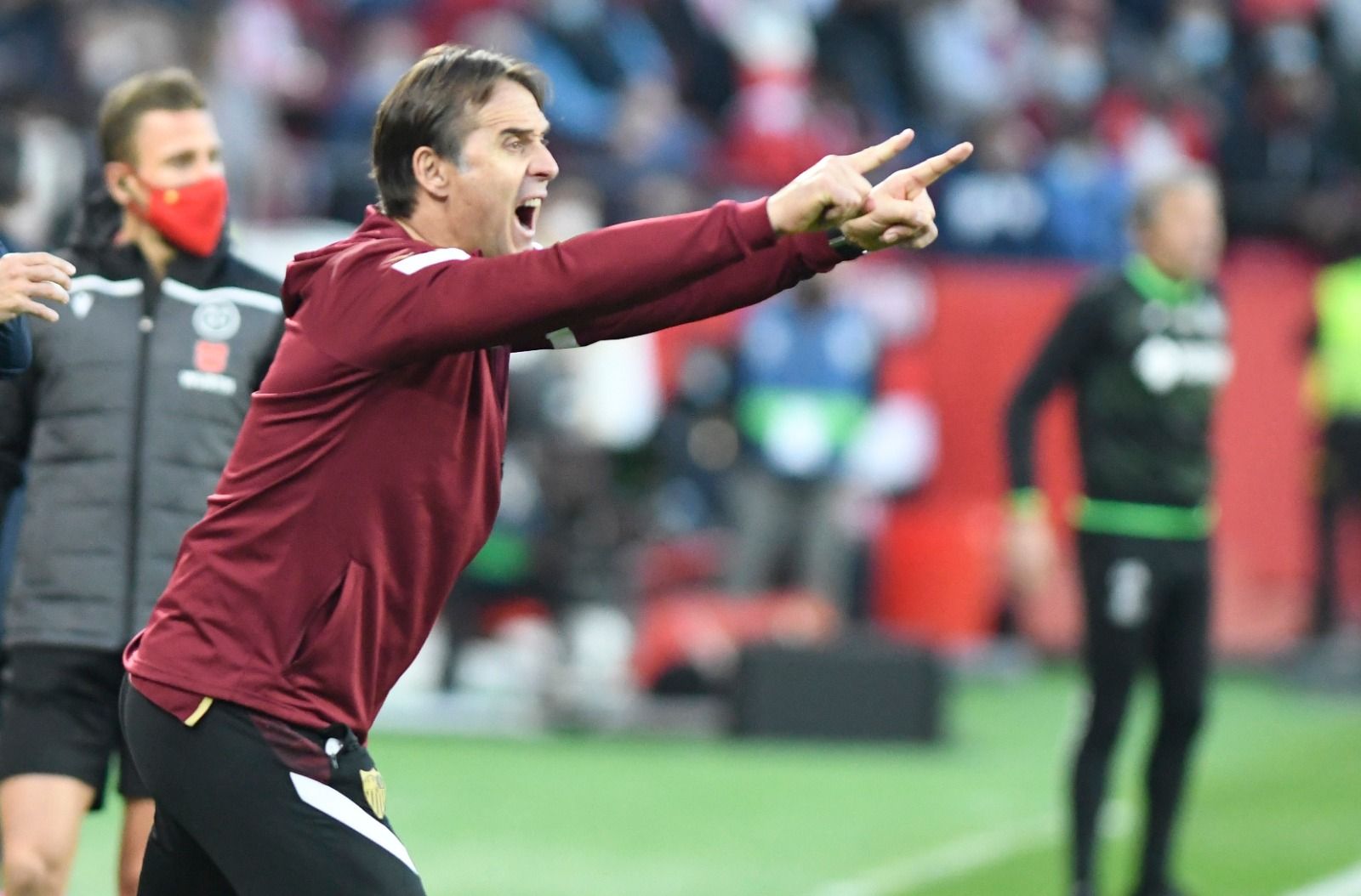  Lopetegui da instrucciones a los suyos durante el Sevilla-Getafe.
