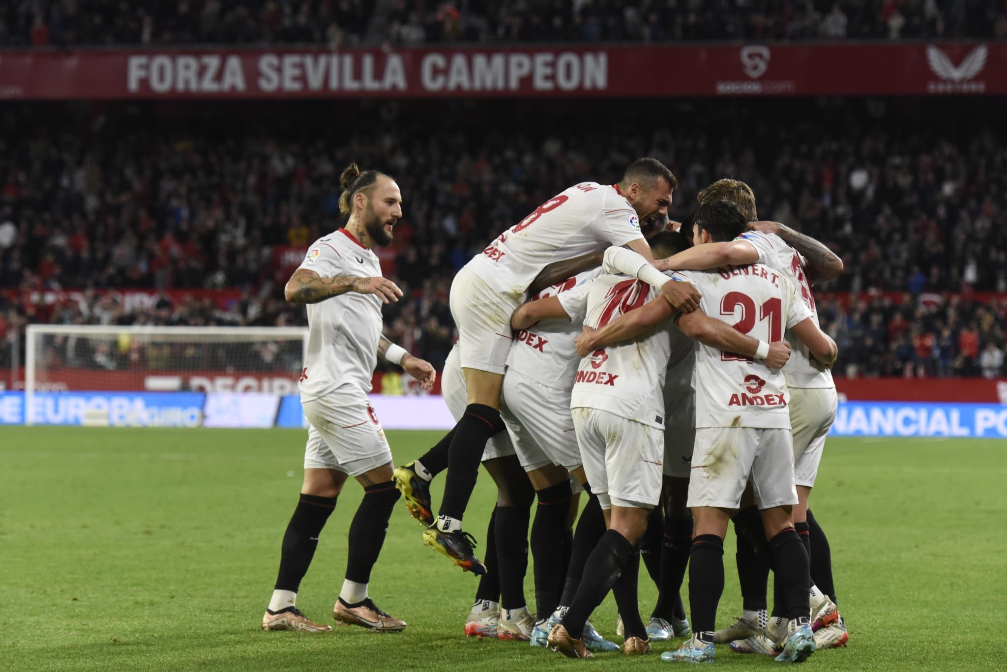 El Sevilla celebra el gol de Acuña al Getafe.