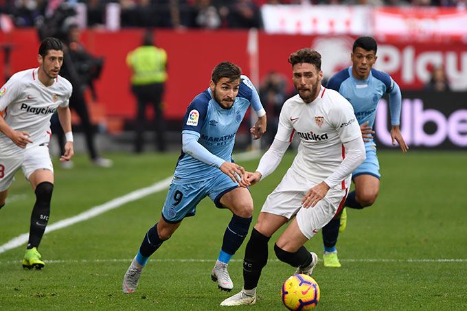  Sergi Gómez protege el balón ante Portu.