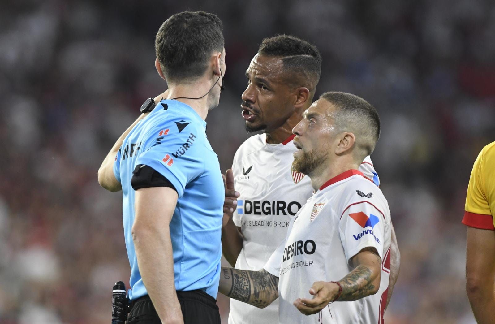  Fernando y el Papu protestan a Muñiz Ruiz en el Sevilla-Girona.