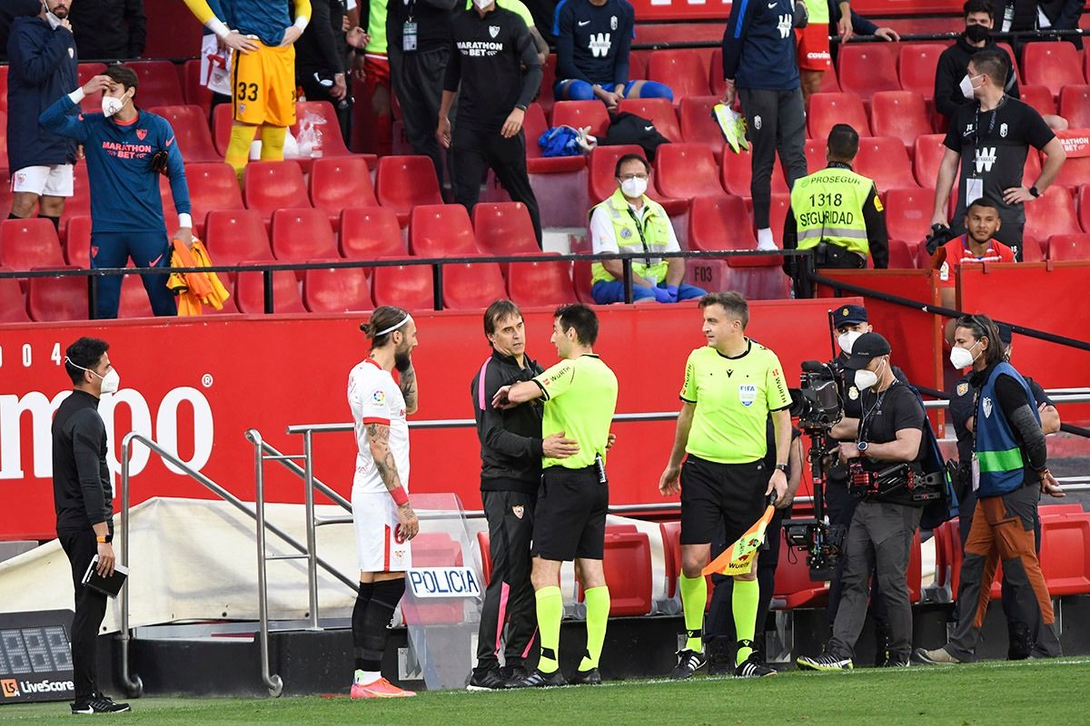  De Burgos Bengoetxea explica a Lopetegui lo sucedido.