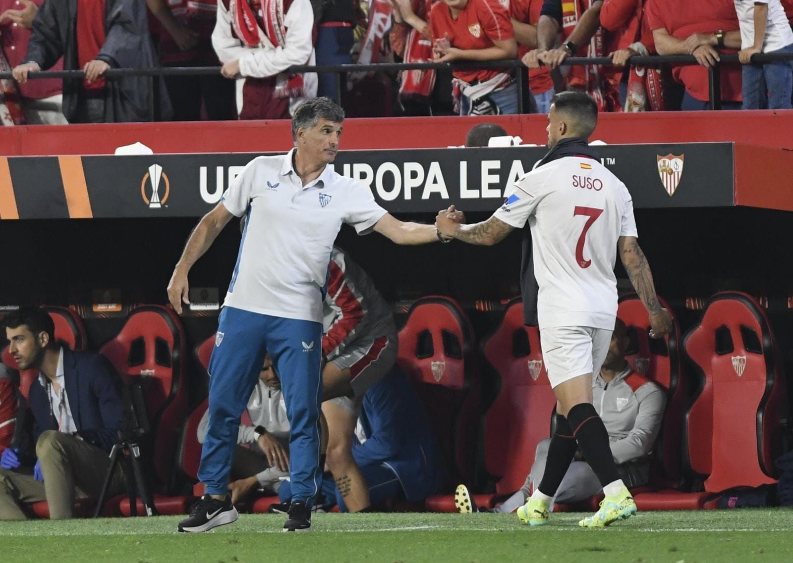  Mendilibar saluda a Suso tras ser cambiado en el Sevilla-Juventus.