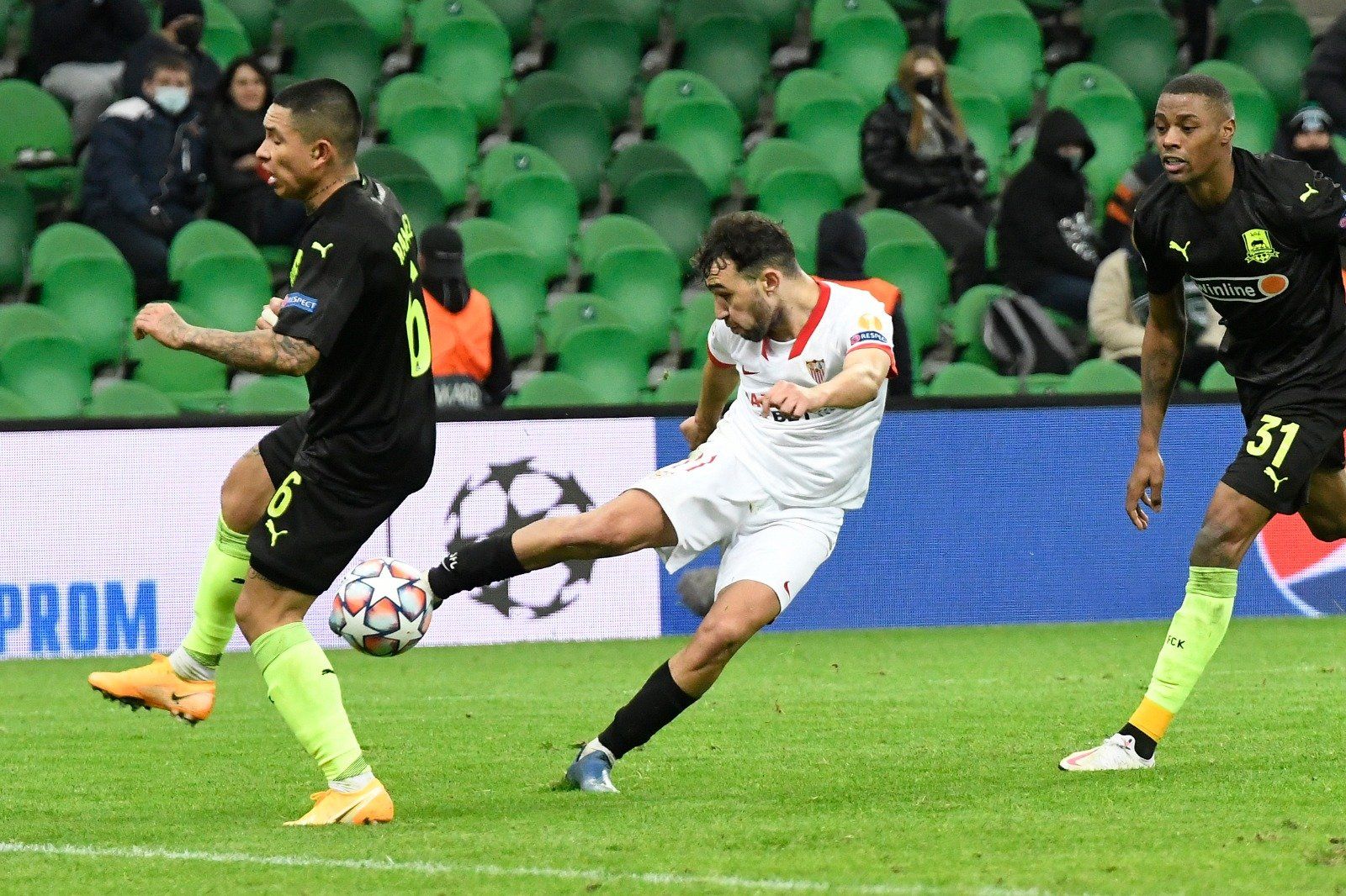  Munir chuta para marcar el 1-2 en el Sevilla-Krasnodar.
