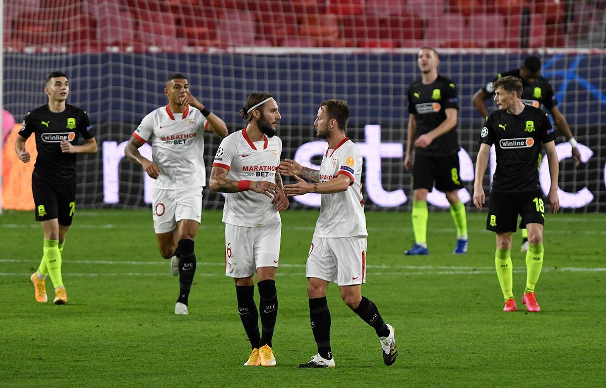  Rakitic habla con Gudelj tras su gol al Krasnodar.