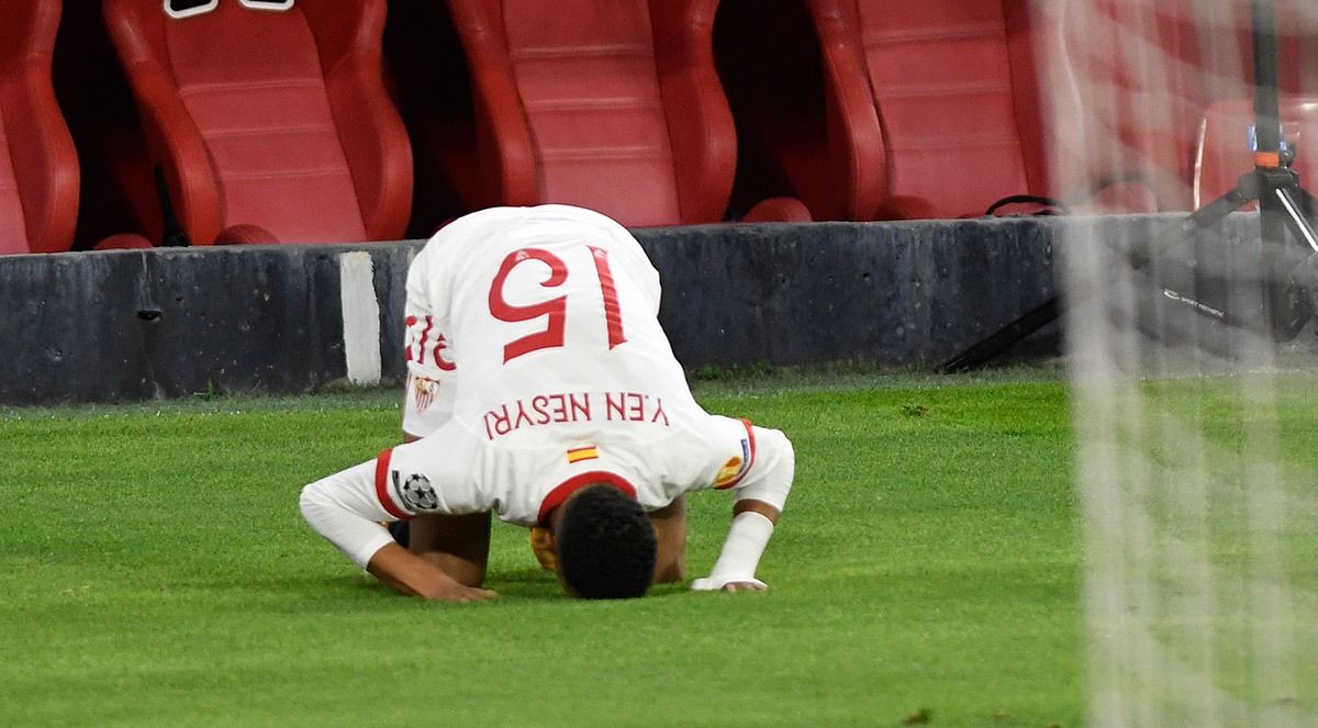  En-nesyri celebra uno de sus goles ante el Krasnodar..