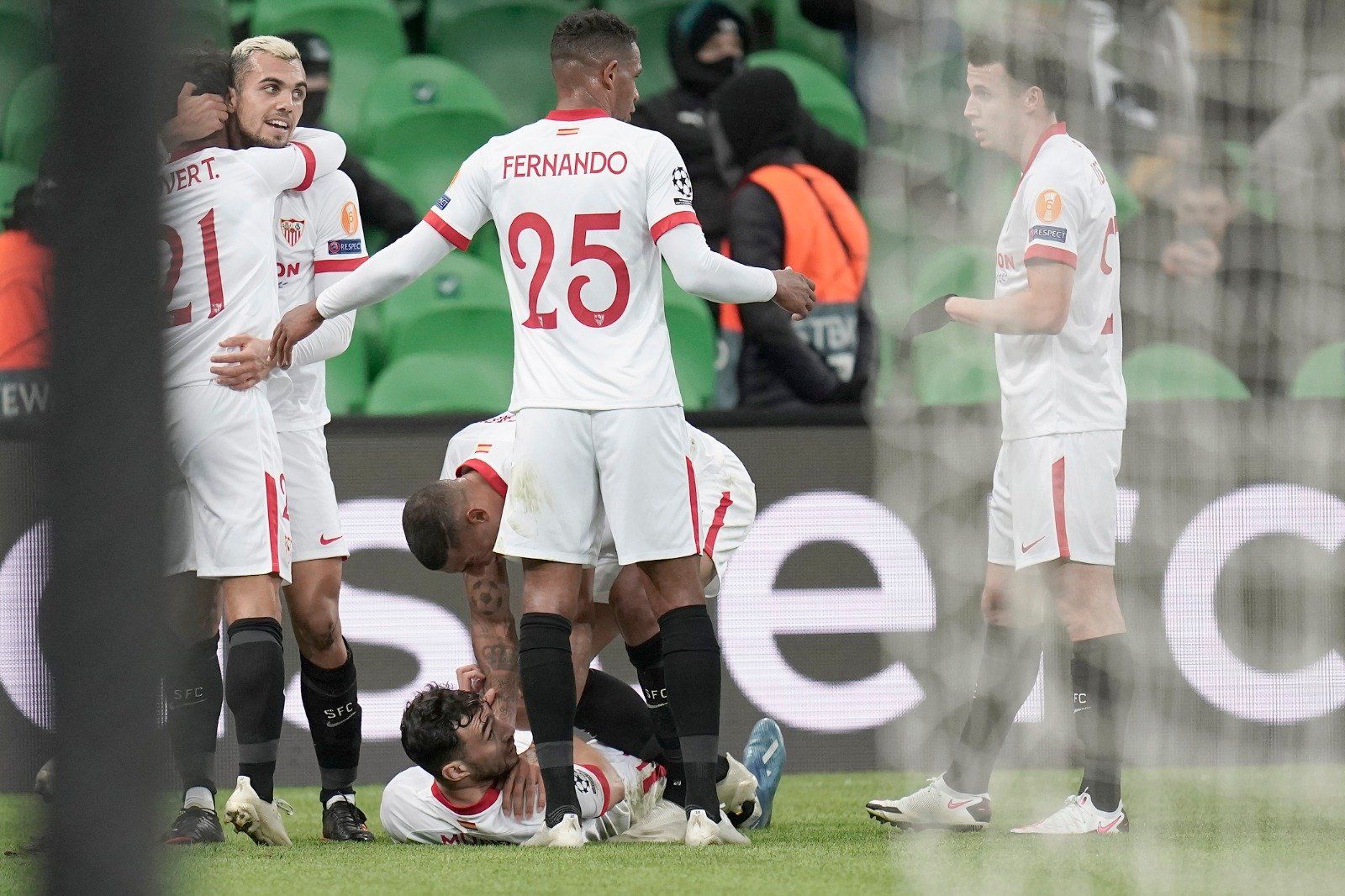  Los jugadores del Sevilla celebran el gol de Munir en el descuento.
