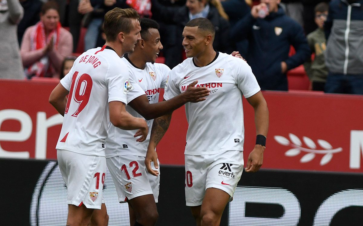  De Jong, Koundé y Diego Carlos celebran el gol del brasileño al Leganés.