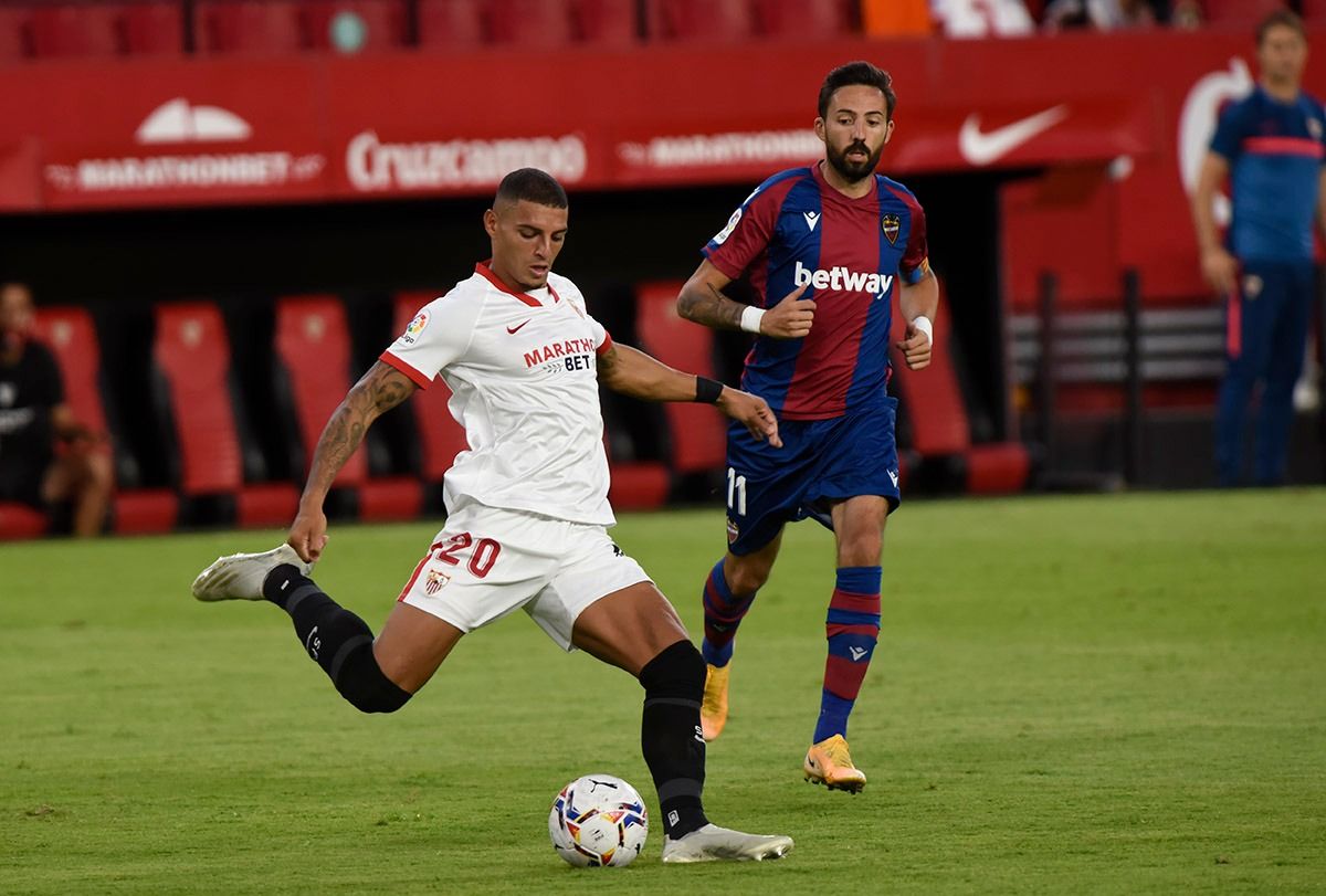  Diego Carlos durante el Sevilla - Levante
