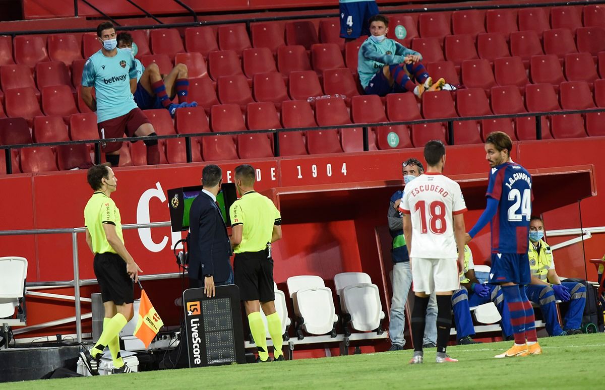  Estrada Fernández consulta el VAR en el Sevilla-Levante.