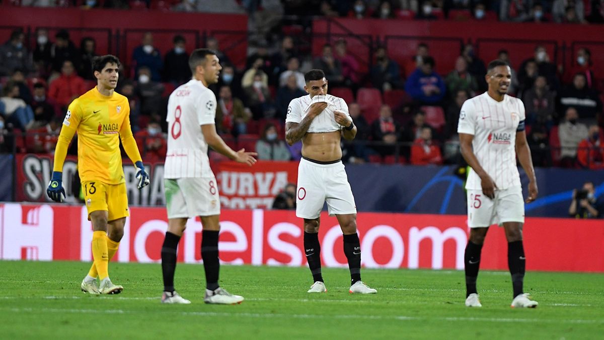  Los jugadores del Sevilla se lamentan en el partido ante el Lille.