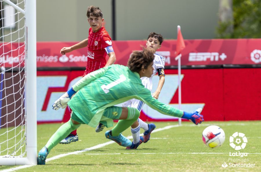 El portero del Madrid acabó con la ilusión del Sevilla en LaLiga Promises.
