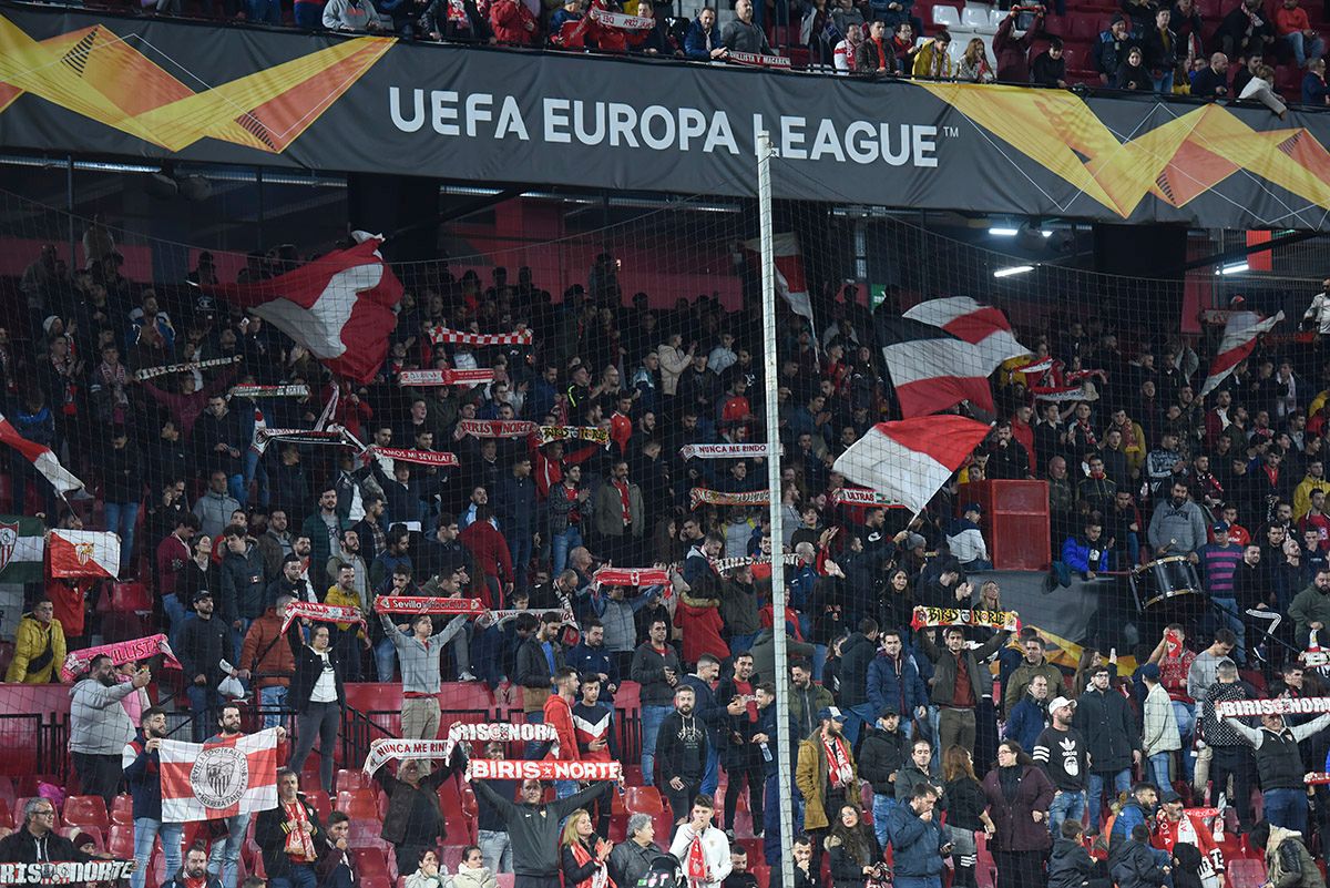  La afición del Sevilla, durante un partido de la Europa League.