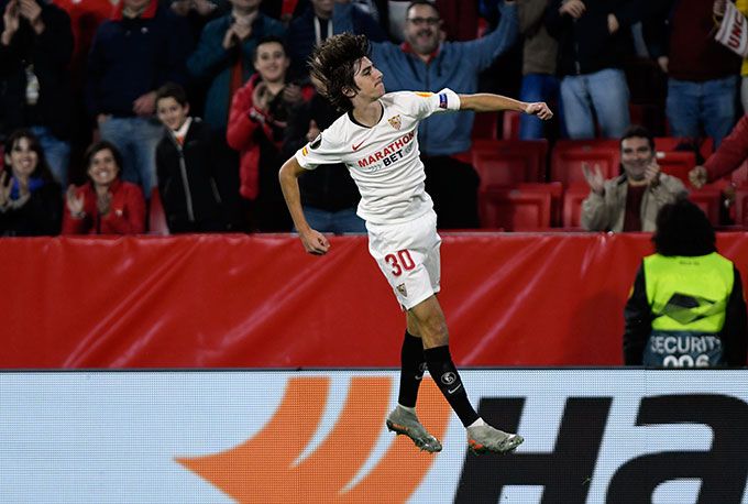  Byran Gil, noinado por Futbol Draft, celebra un gol con el Sevilla.
