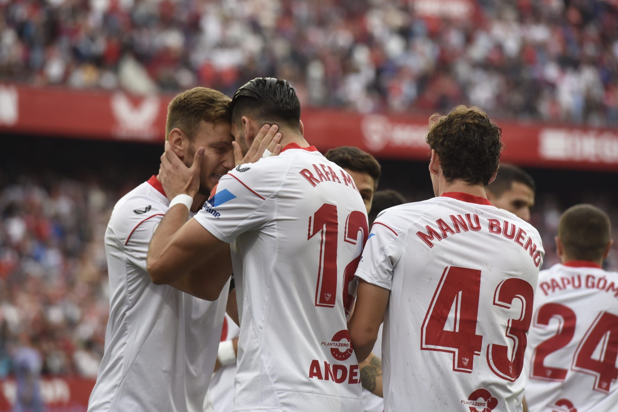  Rafa Mir celebra su gol al Real Madrid.