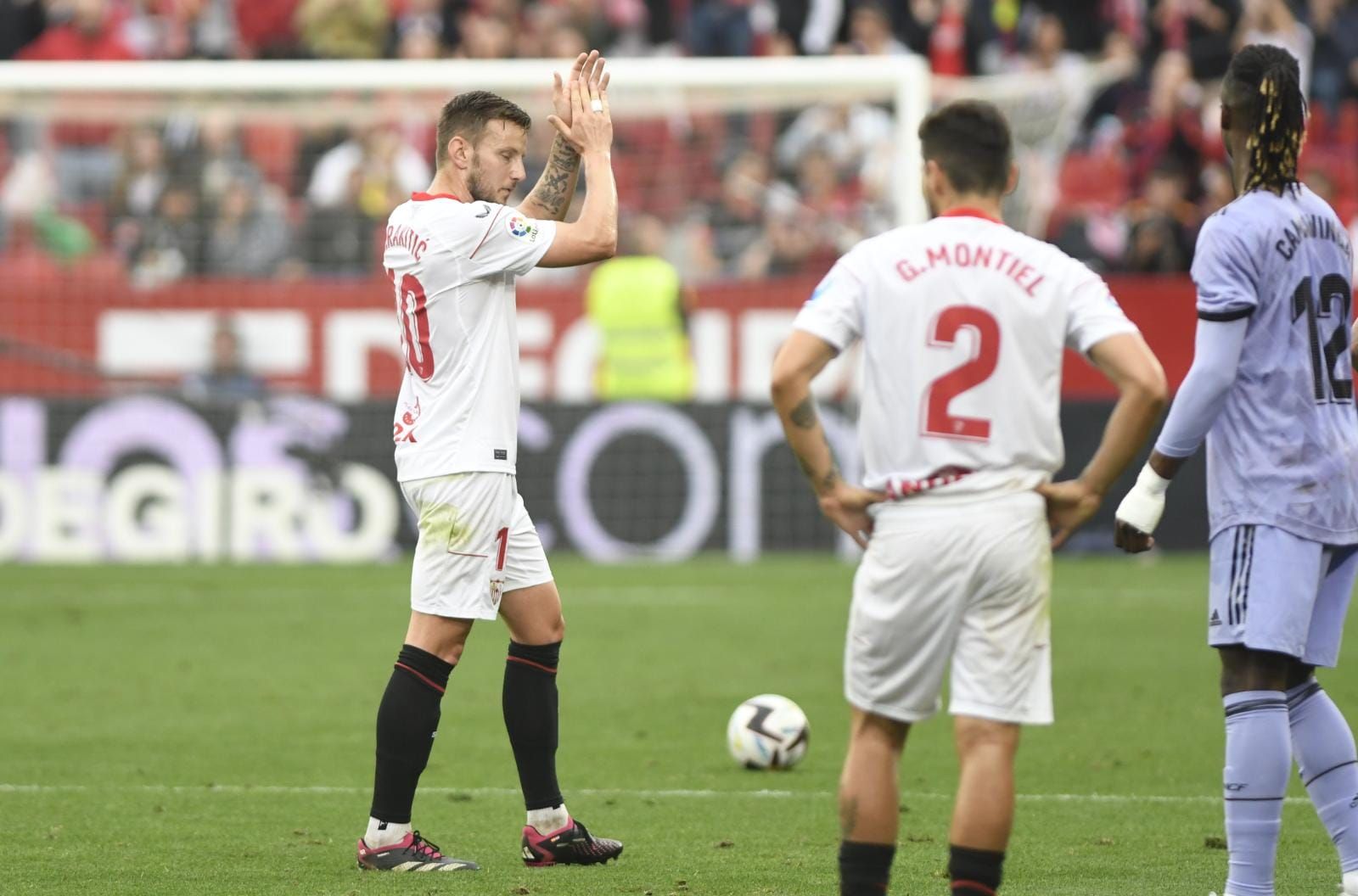  Rakitic, aplaudido al ser sustituido en el Sevilla-Real Madrid.