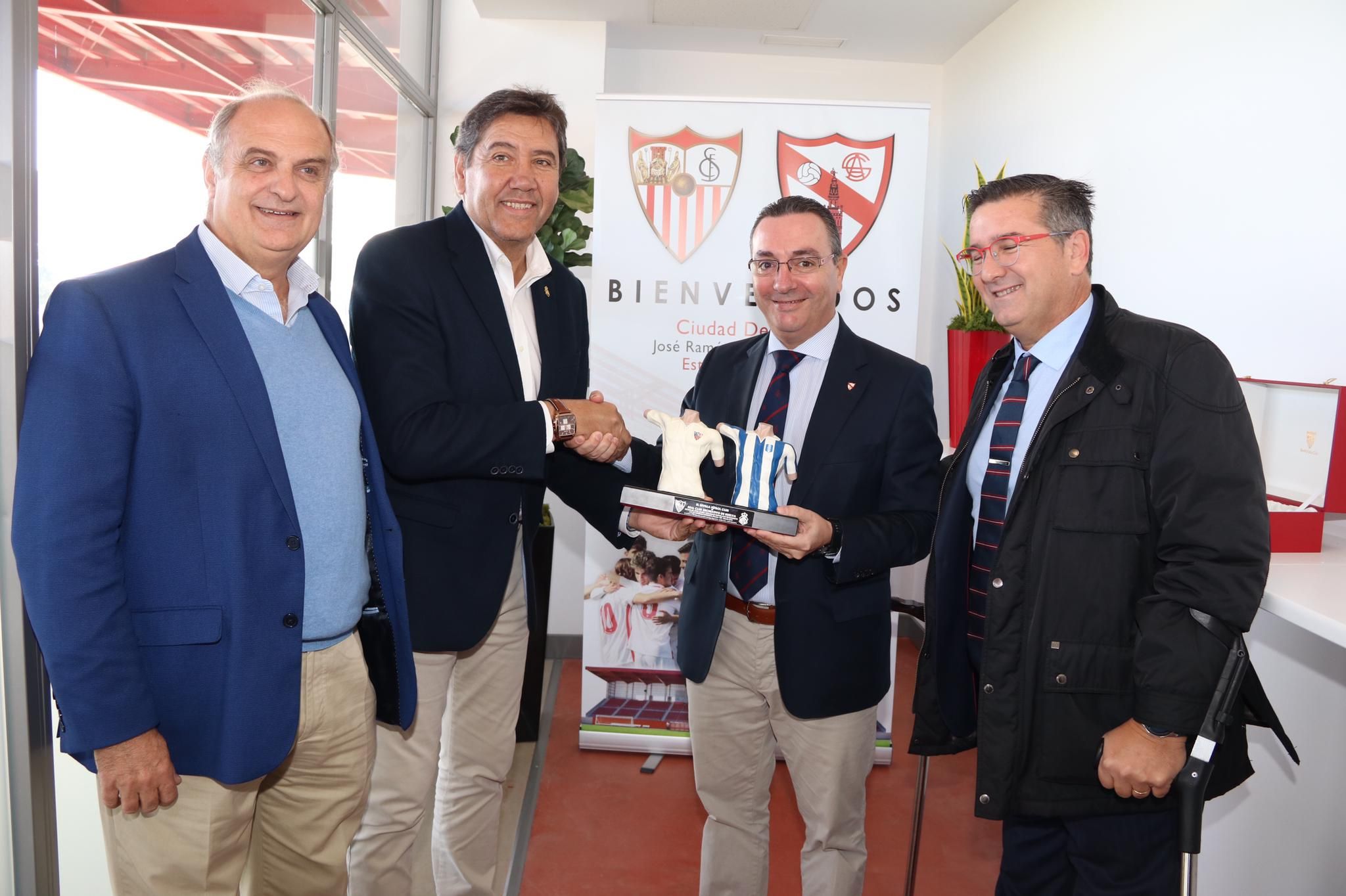 Luis Galán entrega a Manolo Zambrano un recuerdo del Sevilla al Recreativo.