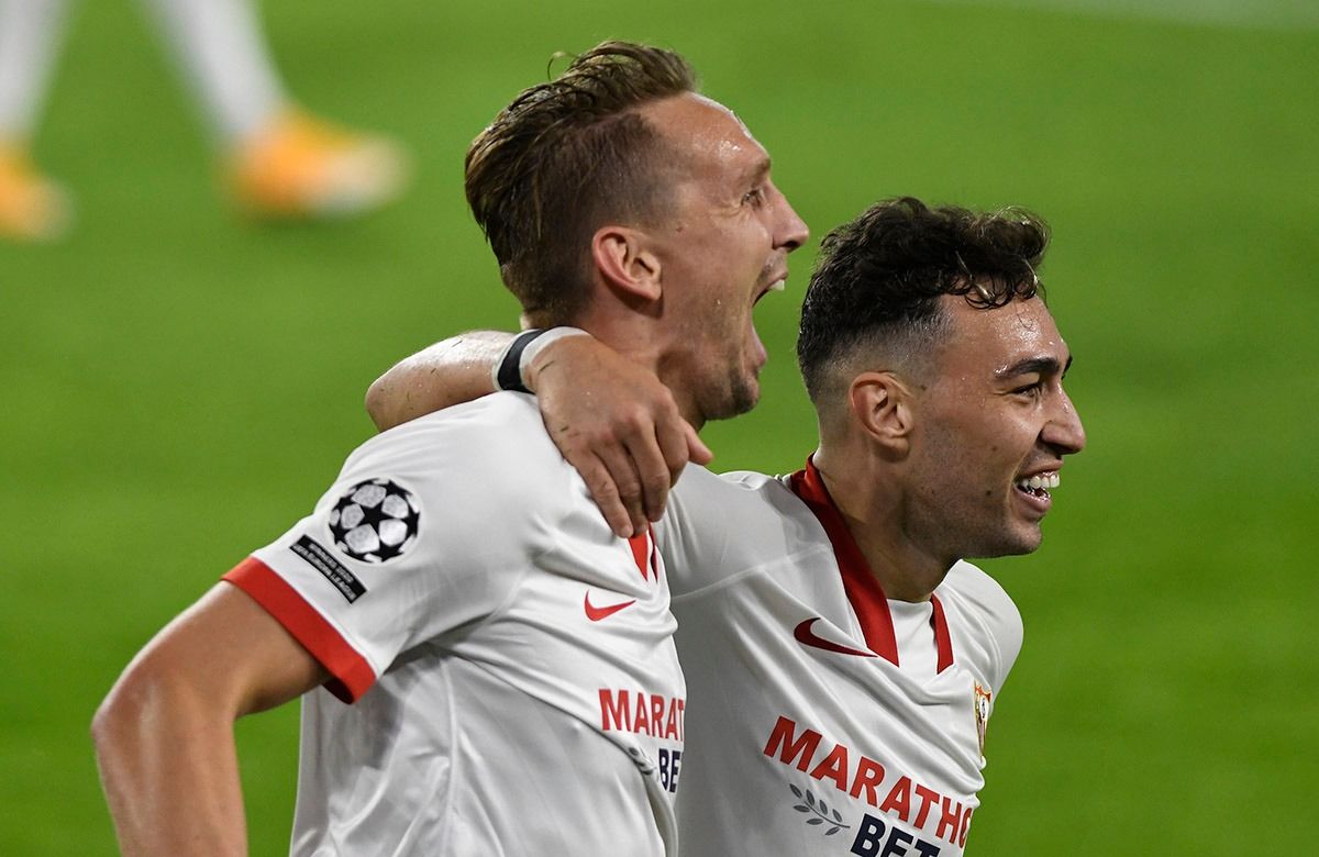  Munir celebra con De Jong el gol de la victoria.