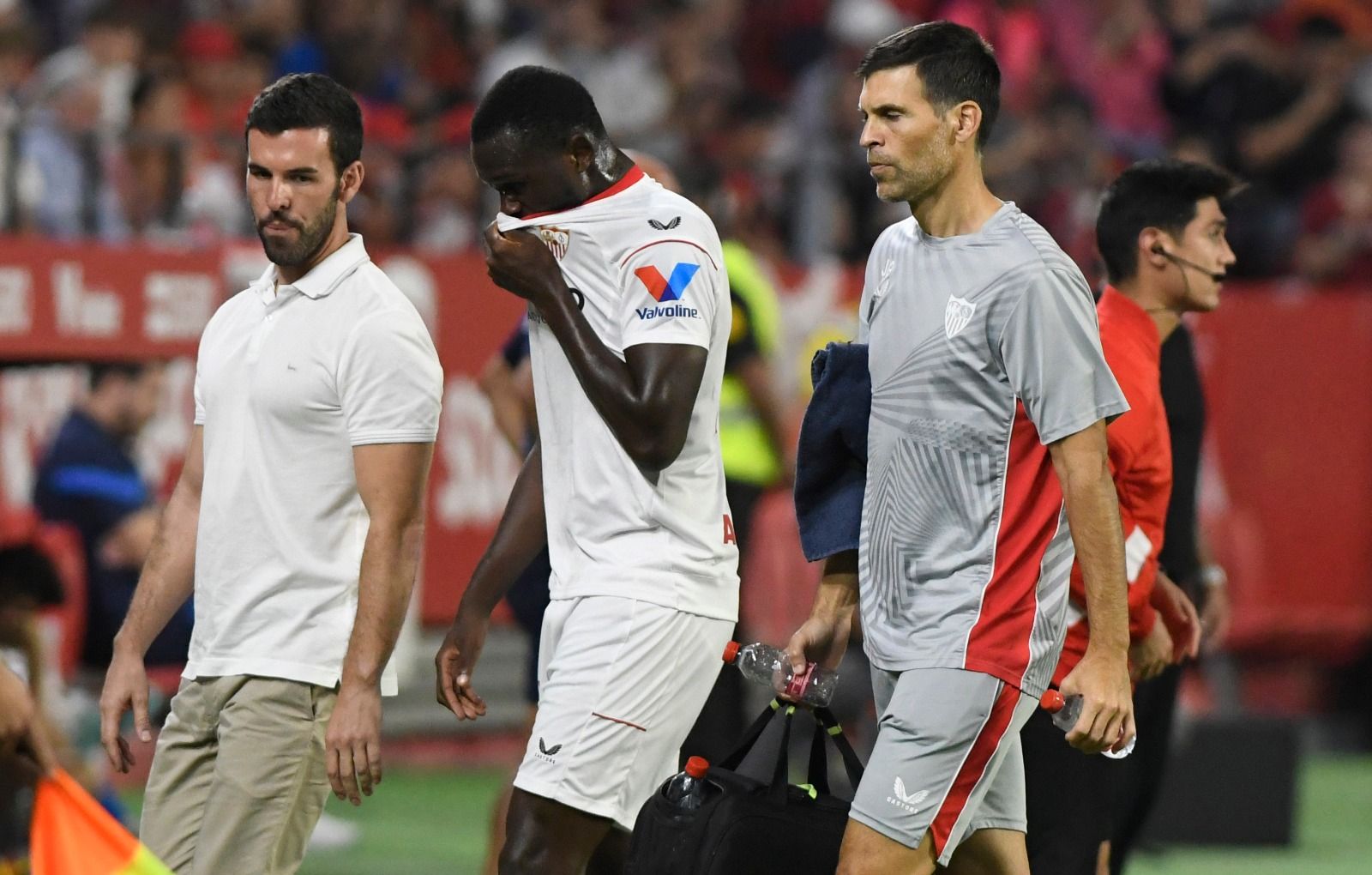  Nianzou se lamenta tras ser cambiado en el Sevilla-Valencia.