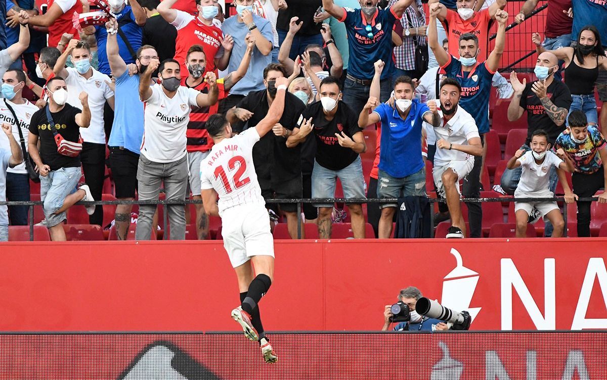 Rafa Mir celebra con la afición el gol del 3-0 ante el Valencia.