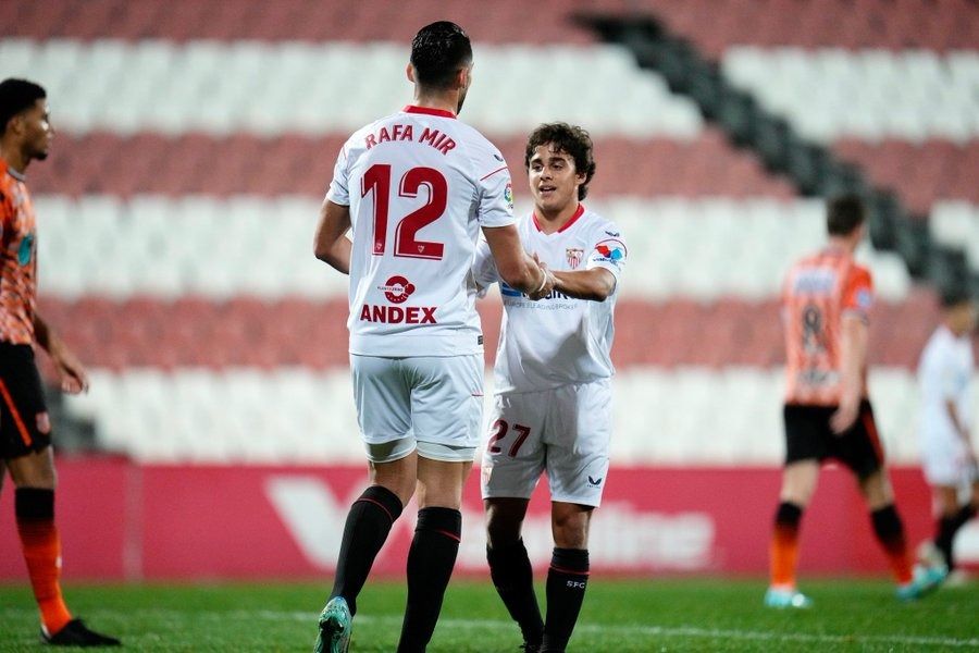  Carlos Álvarez y Rafa Mir celebran el gol del delantero ante el Volendam.