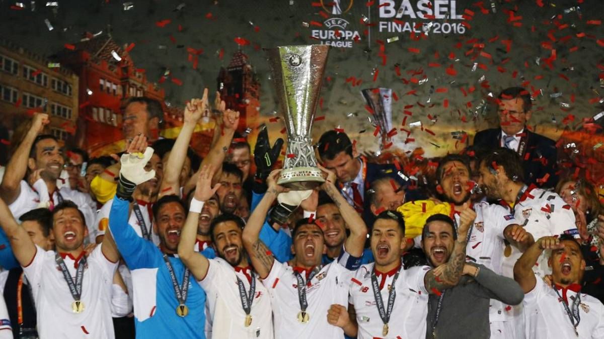  Reyes levanta la Europa League lograda en Basilea.
